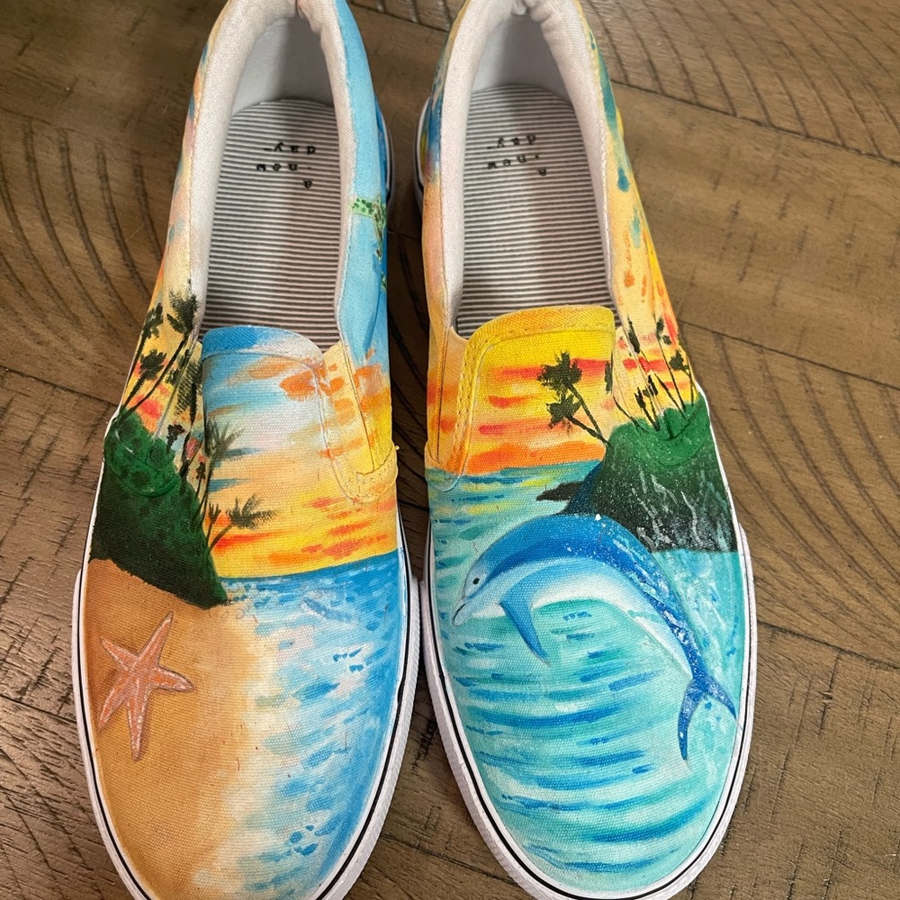 A New Day custom painted shoes! Beach scene w dolphin & ocean. Size 9 (W) NEW!